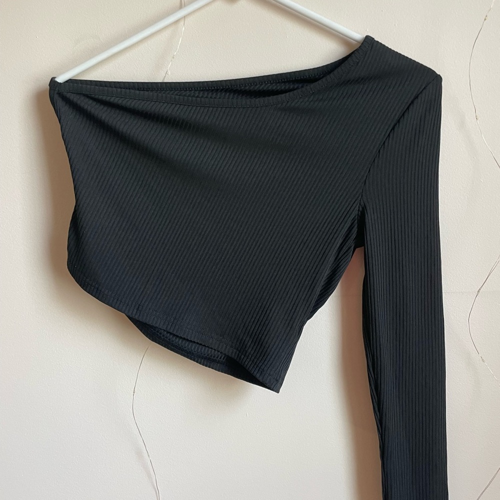 One sleeve black crop top